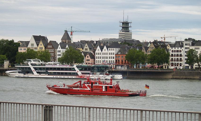 Feuerloeschboot 10-2      P004.JPG